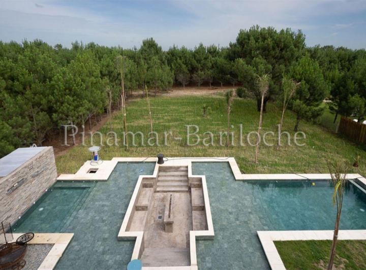 Casa · 420m² · 6 Ambientes · 2 Cocheras