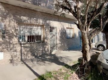 PH de 3 ambientes, Tres de Febrero · PH Al Frente con Patio - 3 Ambientes - Grandes Dimensiones - 140 m² Totales
