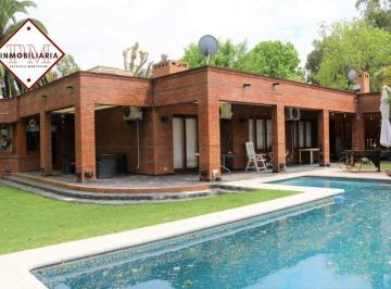 Casa de 5 ambientes, Berazategui · Casa en Venta/alquiler con Piscina en El Country El Carmen, Berazategui.