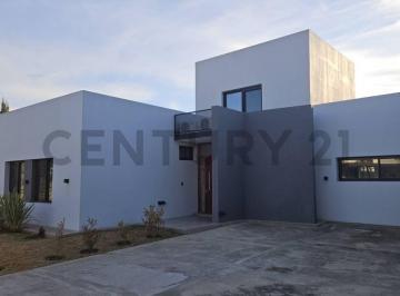 Casa · 200m² · 5 Ambientes · 4 Cocheras · Linda Casa de 5 Ambientes con Galería y Piscina, con Una Distribución Única