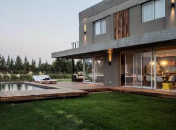 Casa · 220m² · 5 Ambientes · 4 Cocheras · Espectacular Casa Amueblada en San Benito – 3 Suites, Pileta, Parrilla y Muelle Privado