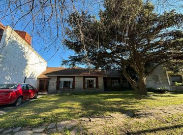Casa · 211m² · 5 Ambientes · 1 Cochera · Casa en Venta Barrio Porque Luro