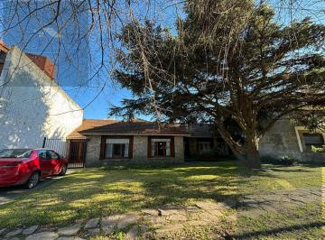 Casa · 211m² · 5 Ambientes · 1 Cochera · Casa en Venta Barrio Porque Luro