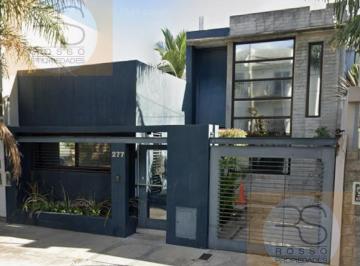 Casa · 220m² · 5 Ambientes · 1 Cochera · Casa 5 Ambientes en Venta - Ramos Mejía