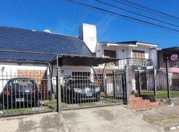 Casa · 406m² · 12 Ambientes · 1 Cochera · En Venta Casa en Zona Comercial!