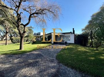 Casa · 230m² · 5 Ambientes · 5 Cocheras · Venta de Casa en Álamo Alto Apto Credito