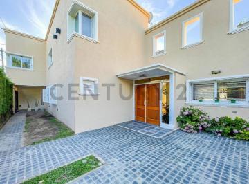 Casa · 275m² · 7 Ambientes · 3 Cocheras · Casa en Venta en 418 Entre 29 y 31 de Villa Elisa