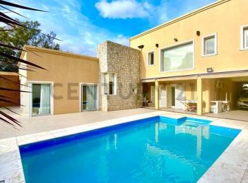 Casa · 275m² · 7 Ambientes · 3 Cocheras · Casa en Venta en 418 Entre 29 y 31 de Villa Elisa