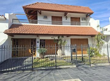 Casa · 300m² · 4 Dormitorios · 2 Cocheras · Casa en B° Los Naranjo - 4 Dorm.