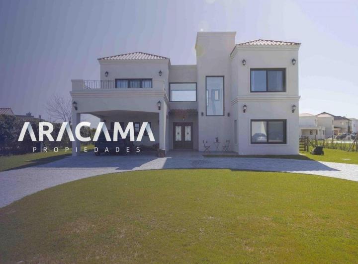 Casa · 260m² · 5 Ambientes · 2 Cocheras