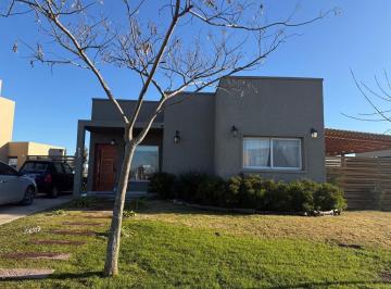 Casa · 102m² · 4 Ambientes · 1 Cochera · Casa en Venta 3 Dorm. Santa Elena Pilar del Este