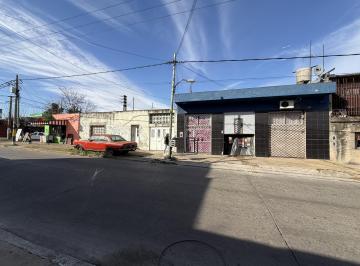 Bodega-Galpón · 200m² · Esquina con Galpón Local Casa con Garaje a La Venta en Importante Esquina de Isidro Casanova