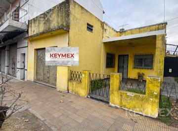 Casa · 210m² · 9 Ambientes · 1 Cochera · Propiedad Multifamiliar con Local Comercial en Gonzalez Catan
