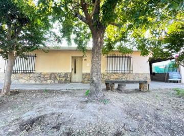 Casa · 129m² · 4 Ambientes · 1 Cochera · Casa en Godoy