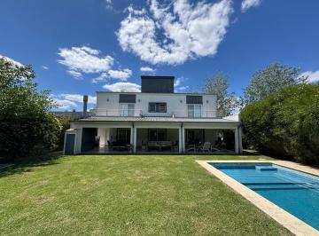 Casa · 285m² · 5 Ambientes · Excelente Casa en Weston en Venta - 4 Dorm.
