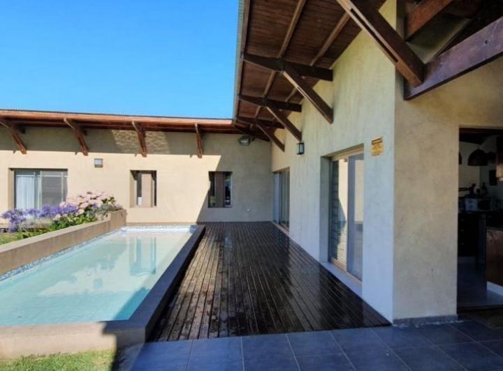 Casa · 1100m² · 5 Ambientes · 1 Cochera