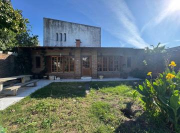 Casa · 164m² · 6 Ambientes · 1 Cochera · Venta Amplia Casa - Acepta Permuta