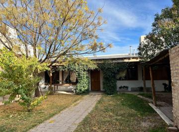 Casa · 166m² · 5 Ambientes · 2 Cocheras · Casa en Venta en Cipolletti