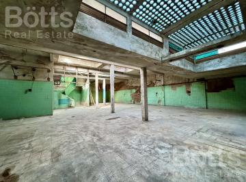 Depósito · 830m² · 3 Cocheras · Amplio Deposito en Nueva Pompeya
