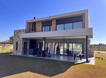 Casa · 210m² · 5 Ambientes · 2 Cocheras · Casa 5 Amb. en Venta Lagos de Canning 2