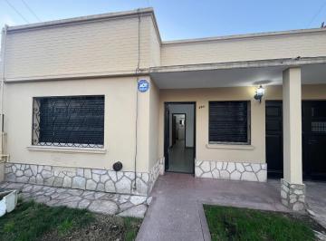 Casa · 1m² · 3 Ambientes · 1 Cochera · Temperley Alquiler Casa 2 Dorm Jardin Muy Buena Ubicación