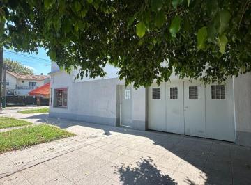 Casa · 198m² · 4 Ambientes · 1 Cochera · Casa en Esquina con Local, 3 Dorm, Patio y Terraza - Ldz