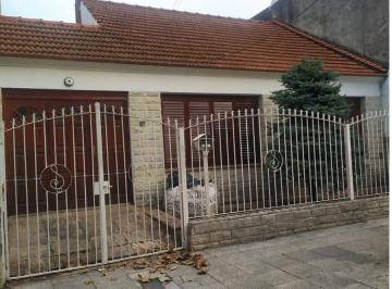 Casa · 598m² · 4 Ambientes · 1 Cochera · Casa en Lomas de Zamora Este