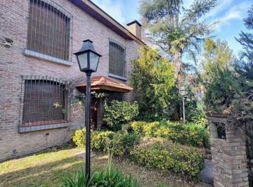 Casa de 5 ambientes, Morón · Casa en Esquina, Parque, Pileta, Cochera, en Venta, Morón, Lote de 830 m²