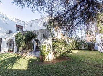 Casa · 282m² · 5 Ambientes · 2 Cocheras · Casa en Alberdi, Amplisimo Jardin