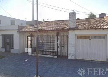 Casa de 7 ambientes, Lanús · Venta en Block de 2 Departamentos con Cochera y Jardín