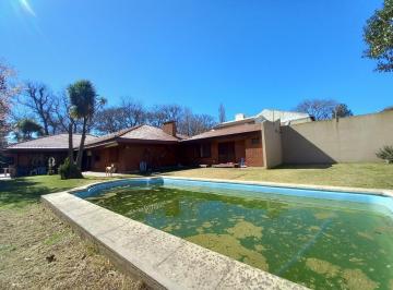 Casa · 360m² · 5 Ambientes · 1 Cochera · Venta Chalet 5amb Excelente Parque Pileta Cochera