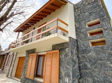 Casa · 181m² · 8 Ambientes · 1 Cochera · Casa en Villa Zoila