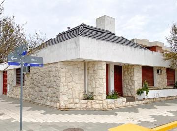 Casa · 179m² · 7 Ambientes · 1 Cochera · Casa en Maipú, Villa Zoila