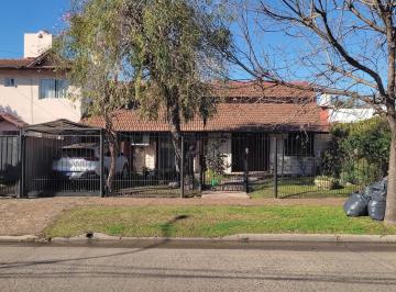 FRENTE · Casa en Venta en Adrogue 4 Ambientes con Pileta, Quincho y Playroom