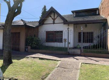 Casa · 126m² · 5 Ambientes · 2 Cocheras · Venta - Chalet 3 Dorm - Temperley, Este - Barrio Residencial