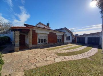 Casa · 300m² · 5 Ambientes · Chalet 5 Ambientes! Exclusiva Ubicacion - Lote de 17.32 X 46
