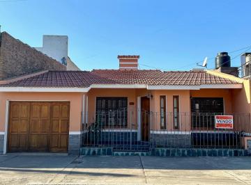 Casa · 131m² · 9 Ambientes · 1 Cochera · Casa en Liniers, Norte