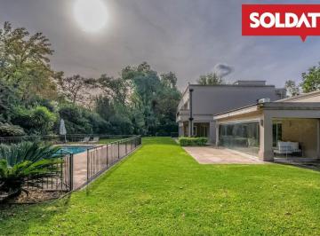 Casa · 470m² · 8 Ambientes · 2 Cocheras · Highland Park Cc, Alberti, Casa en Venta