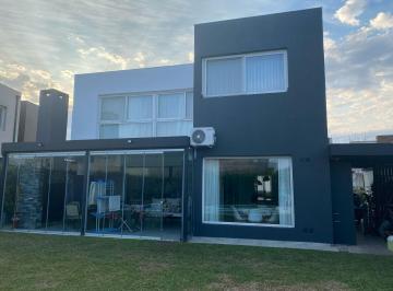Casa · 230m² · 5 Ambientes · 2 Cocheras · Casa en Las Tipas