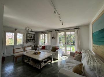 Casa · 230m² · 4 Ambientes · 1 Cochera · Venta de Casa 4 Ambientes en Bella Vista en Barrio Privado