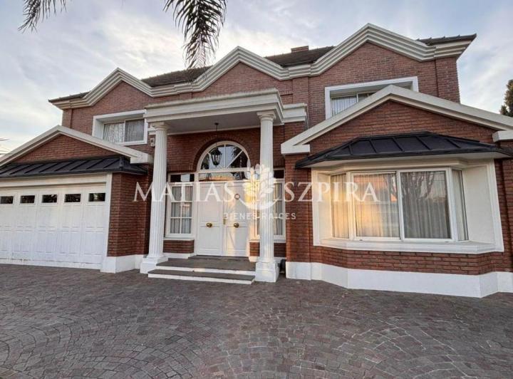Casa · 270m² · 5 Ambientes · 2 Cocheras