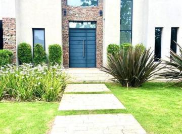 Casa · 225m² · 5 Ambientes · 3 Cocheras · Casa en Venta Estancias del Pilar - Barrio Champagnat - Pilar