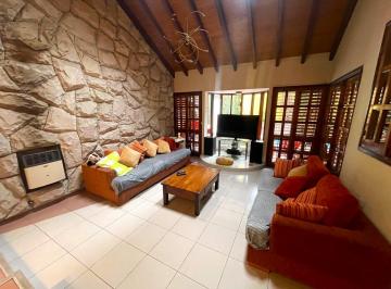 Casa · 320m² · 7 Ambientes · 2 Cocheras · Hermosa Casa en 3 Plantas con Jardin Pileta Climatizada y Cochera Para Dos Autos en El Corazon de VI