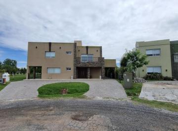Casa de 5 ambientes, San Vicente · Casa en Venta de 4 Dorm. C/ Cochera en Cruz del Sur