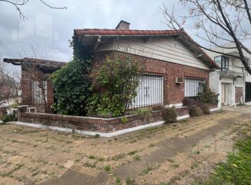 Casa · 181m² · 5 Ambientes · 1 Cochera · Venta Casa en Castelar a Demoler, Excelente Ubicacion