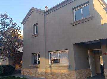 Casa · 420m² · 8 Ambientes · 2 Cocheras · Elegante Casa en Venta