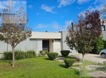 Casa · 180m² · 4 Ambientes · 2 Cocheras · Venta Casa en Una Planta en Barrio Cerrado La Comarca