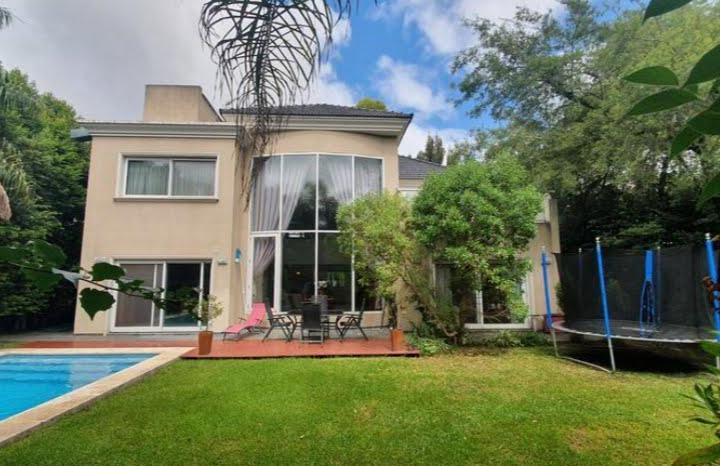 Casa · 350m² · 10 Ambientes · 2 Cocheras