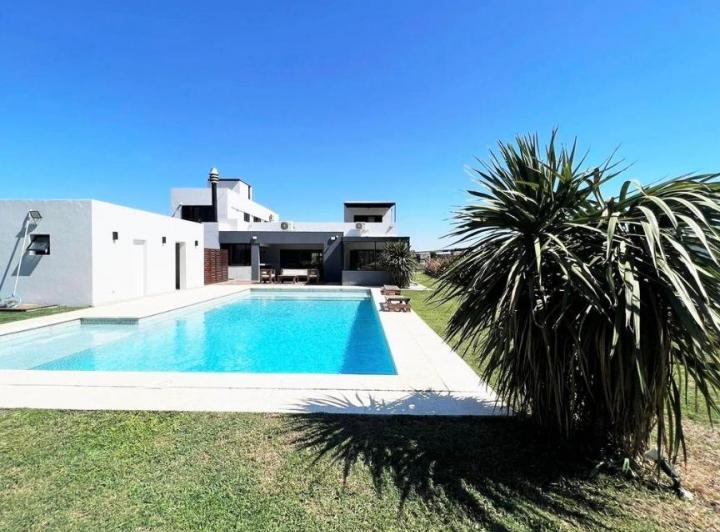 Casa · 380m² · 7 Ambientes · 7 Cocheras