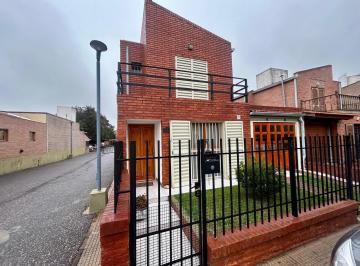 Casa · 140m² · 10 Ambientes · 2 Cocheras · Duplex 3 Dorm. con Seguridad